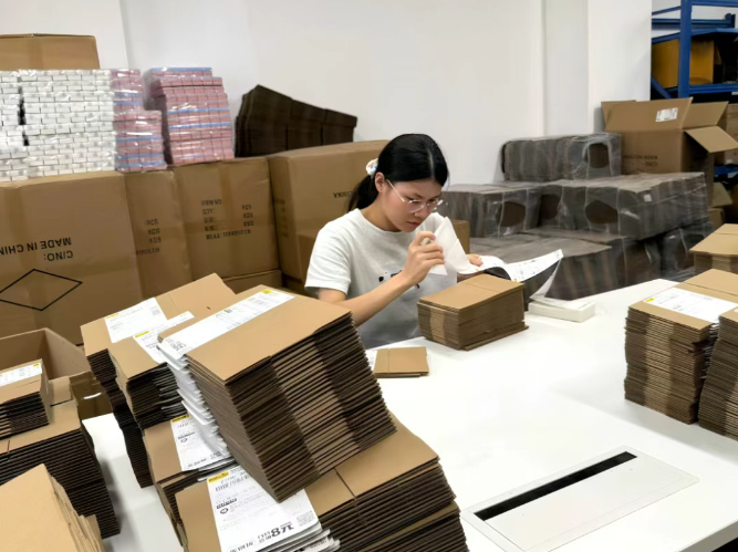 拼多多成了年轻人创业第一站？仨小伙的“白